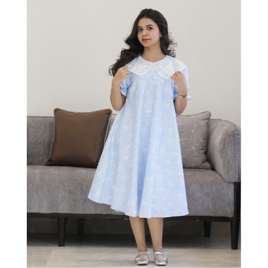 صورة فستان بناتي سماوي مطرز مشجر بياقة فراشة ملكية وقصة كلوش - 1219